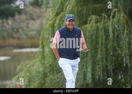 Jersey City, USA. Sep 29, 2017. Phil Mickelson de l'United States watches reconnaît l'approche des fans la 4e boîte de pièce en t au cours du deuxième tour de la Coupe des Présidents à Liberty National Golf Course à Jersey City, New Jersey. Credit : Cal Sport Media/Alamy Live News Banque D'Images