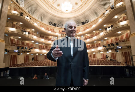 Berlin, Allemagne. 29 sep, 2017. directeur musical et chef d'orchestre Daniel Barenboim se trouve dans la principale salle de concert de l'opéra Staatsoper, récemment rénové, à Berlin, Allemagne, 29 septembre 2017. Après sept ans de la reconstruction de l'opéra "Staatsoper Unter den Linden" est sur le point d'ouvrir ses portes à nouveau. Le premier opéra sera organisée le mardi 3 octobre 2017. crédit : Bernd von jutrczenka/dpa/Alamy live news Banque D'Images