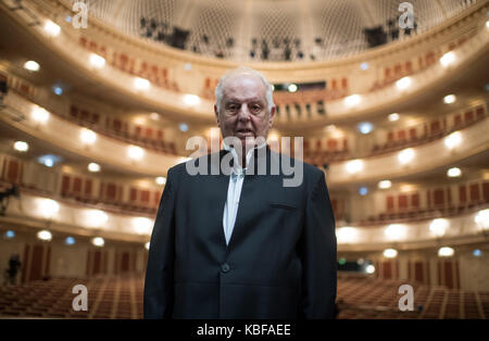 Berlin, Allemagne. 29 sep, 2017. directeur musical et chef d'orchestre Daniel Barenboim se trouve dans la principale salle de concert de l'opéra Staatsoper, récemment rénové, à Berlin, Allemagne, 29 septembre 2017. Après sept ans de la reconstruction de l'opéra "Staatsoper Unter den Linden" est sur le point d'ouvrir ses portes à nouveau. Le premier opéra sera organisée le mardi 3 octobre 2017. crédit : Bernd von jutrczenka/dpa/Alamy live news Banque D'Images
