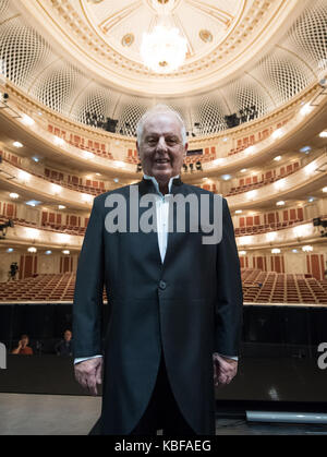 Berlin, Allemagne. 29 sep, 2017. directeur musical et chef d'orchestre Daniel Barenboim se trouve dans la principale salle de concert de l'opéra Staatsoper, récemment rénové, à Berlin, Allemagne, 29 septembre 2017. Après sept ans de la reconstruction de l'opéra "Staatsoper Unter den Linden" est sur le point d'ouvrir ses portes à nouveau. Le premier opéra sera organisée le mardi 3 octobre 2017. crédit : Bernd von jutrczenka/dpa/Alamy live news Banque D'Images