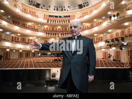 Berlin, Allemagne. 29 sep, 2017. directeur musical et chef d'orchestre Daniel Barenboim se trouve dans la principale salle de concert de l'opéra Staatsoper, récemment rénové, à Berlin, Allemagne, 29 septembre 2017. Après sept ans de la reconstruction de l'opéra "Staatsoper Unter den Linden" est sur le point d'ouvrir ses portes à nouveau. Le premier opéra sera organisée le mardi 3 octobre 2017. crédit : Bernd von jutrczenka/dpa/Alamy live news Banque D'Images