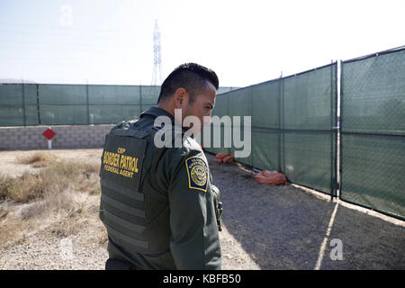 San Diego, USA. 29 sep, 2017. US Border Patrol, agent saul rocha marche près de l'endroit où le mur de la frontière des prototypes sont en cours de construction. deux entrepreneurs fédéraux ont commencé à construire des prototypes de Donald Trump président proposé du mur à la frontière avec le Mexique cette semaine, huit modèles sera finalement construit dans une région éloignée de san Diego à l'est de la frontière de Otay Mesa. Customs and Border Protection peut en choisir plusieurs gagnants ou aucun. Un entrepreneur indépendant évaluera chaque modèle, qui sera jusqu'à 30 pieds (9 mètres) de haut et 30 pieds de long. crédit : zuma Press, Inc./Alamy live news Banque D'Images