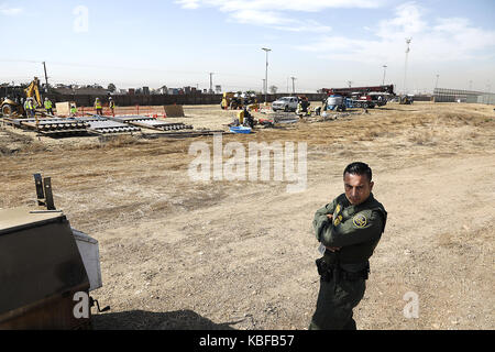 San Diego, USA. 29 sep, 2017. US Border Patrol, agent saul Rocha se trouve près de la zone où des prototypes de mur à la frontière sont en cours de construction. deux entrepreneurs fédéraux ont commencé à construire des prototypes de Donald Trump président proposé du mur à la frontière avec le Mexique cette semaine, huit modèles sera finalement construit dans une région éloignée de san Diego à l'est de la frontière de Otay Mesa. Customs and Border Protection peut en choisir plusieurs gagnants ou aucun. Un entrepreneur indépendant évaluera chaque modèle, qui sera jusqu'à 30 pieds (9 mètres) de haut et 30 pieds de long. crédit : zuma Press, Inc./Alamy live news Banque D'Images