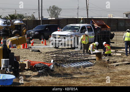 San Diego, USA. 29 sep, 2017. deux entrepreneurs fédéraux ont commencé à construire des prototypes de Donald Trump président proposé du mur à la frontière avec le Mexique cette semaine, huit modèles sera finalement construit dans une région éloignée de san Diego à l'est de la frontière de Otay Mesa. Customs and Border Protection peut en choisir plusieurs gagnants ou aucun. Un entrepreneur indépendant évaluera chaque modèle, qui sera jusqu'à 30 pieds (9 mètres) de haut et 30 pieds de long. crédit : zuma Press, Inc./Alamy live news Banque D'Images