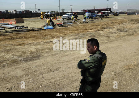 San Diego, USA. 29 sep, 2017. US Border Patrol, agent saul Rocha se trouve près de la zone où des prototypes de mur à la frontière sont en cours de construction. deux entrepreneurs fédéraux ont commencé à construire des prototypes de Donald Trump président proposé du mur à la frontière avec le Mexique cette semaine, huit modèles sera finalement construit dans une région éloignée de san Diego à l'est de la frontière de Otay Mesa. Customs and Border Protection peut en choisir plusieurs gagnants ou aucun. Un entrepreneur indépendant évaluera chaque modèle, qui sera jusqu'à 30 pieds (9 mètres) de haut et 30 pieds de long. crédit : zuma Press, Inc./Alamy live news Banque D'Images