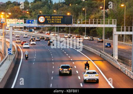 Madrid, Espagne. 29 sep, 2017. La ville de Madrid souffre des restrictions de circulation en raison de la phase 1 de la forte pollution protocole. En pratique, elle suppose une limitation de la vitesse maximale à 70 km/h dans les rues de la ville. La sécheresse aggrave le problème. photo : m. ramirez/Alamy live news Banque D'Images