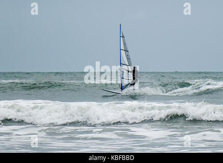 Marine Drive, east wittering. 29 septembre 2017. grandes surf le long de la côte sud d'aujourd'hui que storm brian approches. une planche à apprécier les conditions off east wittering dans West Sussex. Credit : james jagger/Alamy live news Banque D'Images