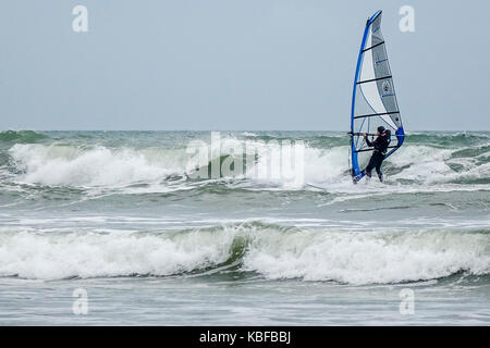 Marine Drive, east wittering. 29 septembre 2017. grandes surf le long de la côte sud d'aujourd'hui que storm brian approches. une planche à apprécier les conditions off east wittering dans West Sussex. Credit : james jagger/Alamy live news Banque D'Images