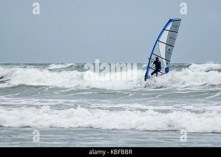 Marine Drive, east wittering. 29 septembre 2017. grandes surf le long de la côte sud d'aujourd'hui que storm brian approches. une planche à apprécier les conditions off east wittering dans West Sussex. Credit : james jagger/Alamy live news Banque D'Images