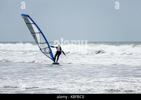 Marine Drive, east wittering. 29 septembre 2017. grandes surf le long de la côte sud d'aujourd'hui que storm brian approches. une planche à apprécier les conditions off east wittering dans West Sussex. Credit : james jagger/Alamy live news Banque D'Images