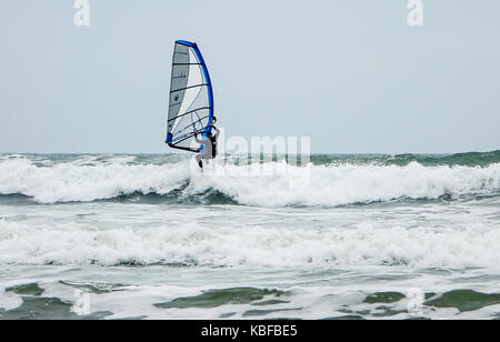 Marine Drive, east wittering. 29 septembre 2017. grandes surf le long de la côte sud d'aujourd'hui que storm brian approches. une planche à apprécier les conditions off east wittering dans West Sussex. Credit : james jagger/Alamy live news Banque D'Images