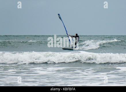 Marine Drive, east wittering. 29 septembre 2017. grandes surf le long de la côte sud d'aujourd'hui que storm brian approches. une planche à apprécier les conditions off east wittering dans West Sussex. Credit : james jagger/Alamy live news Banque D'Images