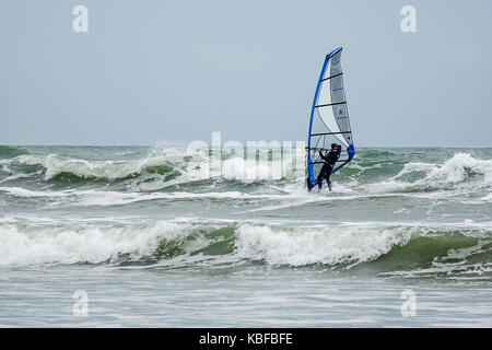 Marine Drive, east wittering. 29 septembre 2017. grandes surf le long de la côte sud d'aujourd'hui que storm brian approches. une planche à apprécier les conditions off east wittering dans West Sussex. Credit : james jagger/Alamy live news Banque D'Images