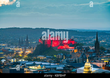 Edinburgh, Royaume-Uni. 29 sep, 2017. Royaume-Uni. Le château d'Édimbourg est éclairé d'une couleur rouge vif dans la soirée. crédit : iain masterton/Alamy live news Banque D'Images