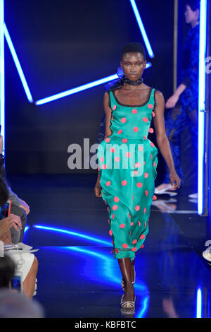 Paris, France. 29 sep, 2017. un modèle présente une création d'Emanuel Ungaro pendant la Fashion Week printemps/été 2018 pour la collection de femmes à Paris, France, sur sept. 29, 2017. crédit : Piero biasion/Xinhua/Alamy live news Banque D'Images