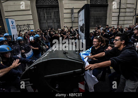 Turin, Piémont, Italie. 28 sep, 2017. Turin, Italie-septembre 29, 2017 : affrontements contre les étudiants de la police g7 à Turin Turin, Italie Crédit : stefano guidi/zuma/Alamy fil live news Banque D'Images