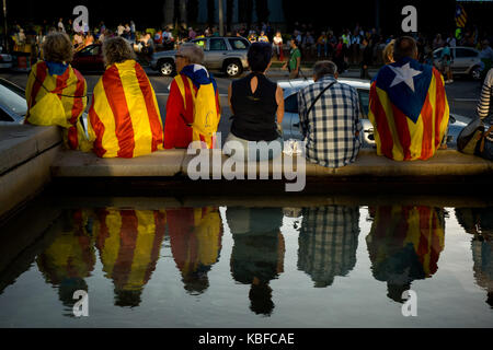 Barcelone, Espagne. 29 sep, 2017. Des partisans de l'indépendance avec l'indépendance de la catalogne estelada flags (signe) sont vus au cours de la réunion de clôture de la campagne oui à Barcelone. dimanche prochain gouvernement catalan vise à tenir un référendum sur l'indépendance, le gouvernement espagnol est attaque frontalement opposé à l'organisation d'un référendum et l'estiment illégal. Des milliers d'agents de la police espagnole ont été transférés à la région catalane d'interdire le référendum. crédit : jordi boixareu/Alamy live news Banque D'Images