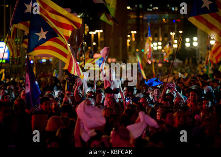 Barcelone, Espagne. 29 sep, 2017. Des partisans de l'indépendance au cours de la campagne pour la réunion de clôture oui à Barcelone. dimanche prochain gouvernement catalan vise à tenir un référendum sur l'indépendance, le gouvernement espagnol s'attaque frontalement opposé à l'organisation d'un référendum et l'estiment illégal. Des milliers d'agents de la police espagnole ont été transférés à la région catalane d'interdire le référendum. crédit : jordi boixareu/Alamy live news Banque D'Images