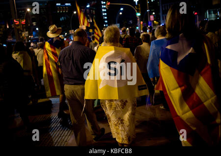 Barcelone, Espagne. 29 sep, 2017. Des partisans de l'indépendance se rassemblent à la campagne pour la réunion de clôture oui à Barcelone. dimanche prochain gouvernement catalan vise à tenir un référendum sur l'indépendance, le gouvernement espagnol est attaque frontalement opposé à l'organisation d'un référendum et l'estiment illégal. Des milliers d'agents de la police espagnole ont été transférés à la région catalane d'interdire le référendum. crédit : jordi boixareu/Alamy live news Banque D'Images