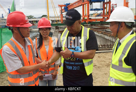 Suva, Fidji. Sep 29, 2017 premier ministre fidjien. Voreqe Bainimarama (2e r), serre la main avec un ingénieur chinois sur le site de construction d'un pont à l'aide de la Chine à Suva, capitale des îles Fidji, sept. 29, 2017. Voreqe Bainimarama le vendredi a inspecté le projet, montrant sa satisfaction à l'égard de son développement et de la qualité. crédit : zhang yongxing/Xinhua/Alamy live news Banque D'Images