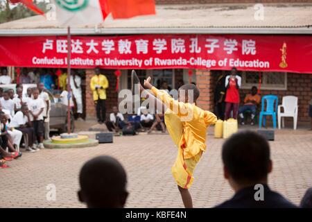Kigali, Rwanda. Sep 29, 2017. Un garçon rwandais effectue les arts martiaux dans la communauté de secteur de Nyamirambo à Kigali, Rwanda, 29 Septembre, 2017. L'Institut Confucius à l'Université d'Rwanda-College d'éducation (CIUR-EC) en collaboration avec les clubs de Wushu rwandais le vendredi a arts martiaux chinois wushu pour les résidents d'une communauté dans la capitale Kigali. Crédit : Gabriel Dusabe/Xinhua/Alamy Live News Banque D'Images