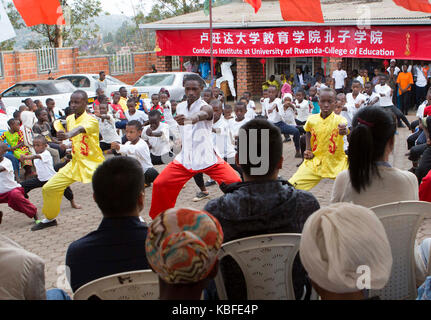 Kigali, Rwanda. Sep 29, 2017 adolescents rwandais. Effectuer les arts martiaux dans la communauté de secteur de Nyamirambo à Kigali, Rwanda, sur sept. 29, 2017. L'Institut Confucius à l'Université du Rwanda-college of education (ciur-ec) en collaboration avec les clubs de wushu rwandais le vendredi a arts martiaux chinois wushu pour les résidents d'une communauté dans la capitale Kigali. crédit : Gabriel dusabe/Xinhua/Alamy live news Banque D'Images