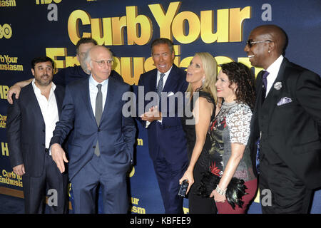 La ville de New York. 27 sep, 2017. Jeff Schaffer, Jeff garlin, Larry david, Richard plepler, Cheryl Hines, Susie essman et jb smoove assister à la 'Curb Your Enthusiasm' Saison 9 première mondiale au théâtre sva le 27 septembre 2017 à new york. | verwendung weltweit/alliance photo credit : dpa/Alamy live news Banque D'Images