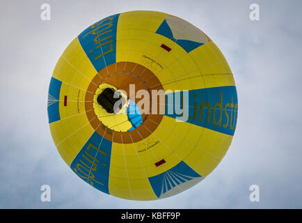 York, Royaume-Uni. 30 Septembre, 2017. Un lancement de ballons de masse a eu lieu à l'aube de la York Knavesmire comme cadre de l'York Balloon Fiesta. Plus de 30 ballons a pris son envol vu par des centaines de spectateurs. Le lancement fait partie d'un événement de trois jours qui se déroule jusqu'au 1er dimanche d'octobre. Bailey-Cooper Photo Photography/Alamy Live News Banque D'Images