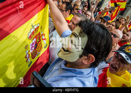 Un syndicaliste espagnol brandi un drapeau espagnol. Convoquée par la Fondation pour la défense de la nation espagnole, des centaines de syndicalistes se sont ralliés à l'avant de la Generalitat de Catalunya, pour exprimer leur dégoût pour le référendum, prétendre à l'unité de l'Espagne et a ordonné l'expulsion des bureaux de vote. Banque D'Images