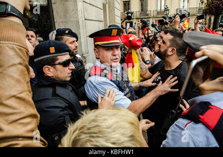 Le bouchon de l'Mossos d'escuadra apaise les esprits des syndicalistes Espagnols après la confrontation avec une personne qui aurait pro-indépendantiste catalan. Convoquée par la Fondation pour la défense de la nation espagnole, des centaines de syndicalistes se sont ralliés à l'avant de la Generalitat de Catalunya, pour exprimer leur dégoût pour le référendum, prétendre à l'unité de l'Espagne et a ordonné l'expulsion des bureaux de vote. Banque D'Images