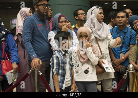 Kuala Lumpur, MALAISIE. 30 septembre 2017. Spectateurs photographiés pendant la Cat Expo Malaysia au centre d'exposition et de congrès MATRADE à Kuala Lumpur, Malaisie, le 30 2017 septembre. Cat Expo Malaysia, la plus grande exposition féline de Malaisie. Cat Expo Malaysia présentera 120 stands, présentant plus de 500 dernières espèces de chats, produits et services liés aux chats sur le marché aujourd'hui. Les principaux points forts de l'événement sont le plus grand concours international de Cat de l'IFOP, qui réunit plus de 480 participants pendant 2 jours. Crédit : Chris Jung/ZUMA Wire/Alay Live News Banque D'Images