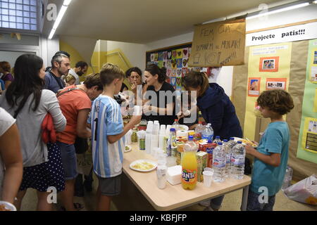 Les gens se rassemblent à l'intérieur de l'école, l'un des bureaux de vote désigné pour le contesté oct. 1 Référendum sur l'indépendance de l'Espagne, à Barcelone, Espagne, tôt samedi, 30 septembre, 2017. crédit : gtres información más comuniación sur ligne, s.l./Alamy live news Banque D'Images