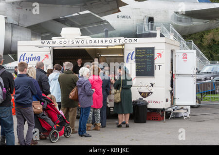 L'aéroport de Cotswold, UK. 30 septembre, 2017. Le 30 septembre, l'aéroport de Cotswold ouvre ses portes au public pour une période de douze heures vintage et de guerre extravaganza pour lever des fonds pour la Royal British Legion et battant 4 liberté crédit : Paul hastie/Alamy live news Banque D'Images