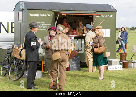 L'aéroport de Cotswold, UK. 30 septembre, 2017. Le 30 septembre, l'aéroport de Cotswold ouvre ses portes au public pour une période de douze heures vintage et de guerre extravaganza pour lever des fonds pour la Royal British Legion et battant 4 liberté crédit : Paul hastie/Alamy live news Banque D'Images