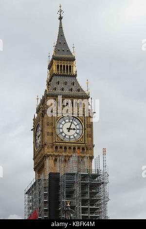 Londres, Royaume-Uni. Sep 30, 2017. Un nouveau rapport publié par le parlement membres les coûts de réparation pour l'Elizabeth Tower aka Big Ben dans le Palais de Westminster ont doublé à environ €61m. Le projet est plus complexe et vaste que prévu en 2016, lors de l'estimation de $29m a été faite. Credit : claire doherty/Alamy Live News Banque D'Images