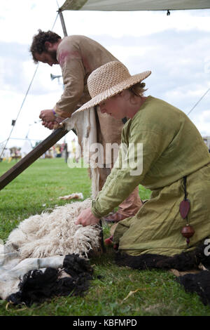 Tawing peaux de chèvre et de mouton à l'east anglian festival d'histoire vivante à stowmarket. Banque D'Images