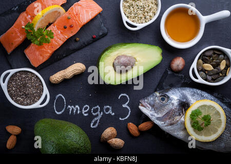 Table en ardoise noire avec un produit riche en oméga 3 et la vitamine d. écrit par omega 3 white chalk. Banque D'Images