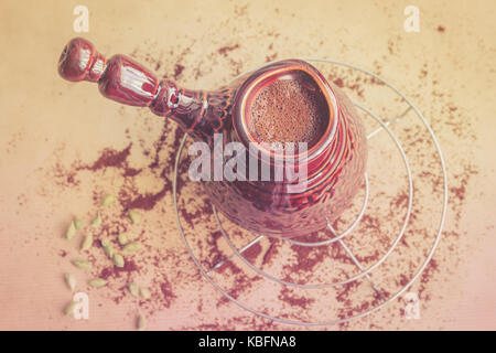 Café Turc frais en céramique marron cezve avec cardamone. épices vintage chaud filtre utilisé Banque D'Images