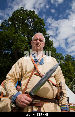 Interprétation d'un soldat normand du XIe siècle sans armure corporelle tenant une épée courte. Banque D'Images