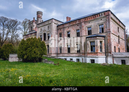 Palais néogothique abandonné dans Drezewo village de voïvodie de Pologne Banque D'Images