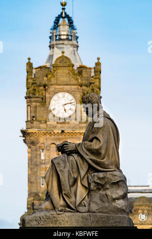 Avis de statue de walter scott avec balmoral hotel à distance, Édimbourg, Écosse, Royaume-Uni,. Banque D'Images