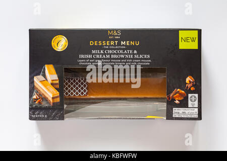 Fort de M&S Chocolat & Crème irlandaise2b Mcspshop tranches brownie isolé sur fond blanc Banque D'Images