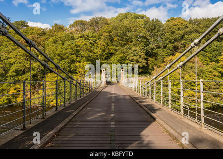 Le 19ème siècle, pont suspendu au-dessus de la Rivière Tees à Whorlton Teesdale, UK, sur une après-midi ensoleillée d'automne Septembre 2017 Banque D'Images