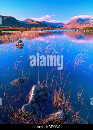 Une vue d'hiver ensoleillé du Loch na h-Achlaise sur Rannoch Moor, près de Glen Coe dans les Highlands écossais Banque D'Images