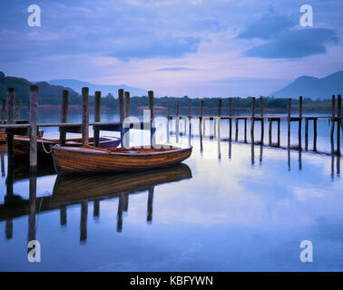 L'aube d'une vue sur les eaux calmes de Derwent Water dans le Lake District, England, UK Banque D'Images