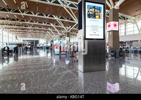 Calgary, Canada - le 30 août 2017 : les passagers au terminal international de l'aéroport international de Calgary. Ouvert en 1938, l'aéroport propose des chambres non-s Banque D'Images