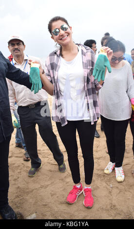 Mumbai, Inde. 29 sep, 2017. film bollywwod anushka sharma actrice nettoie plage de versova pour alliance bharat campagne à plage de versova à Mumbai. crédit : azhar khan/ pacific press/Alamy live news Banque D'Images