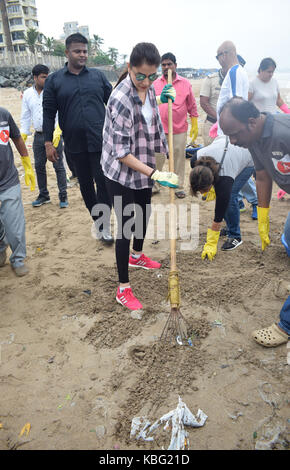 Mumbai, Inde. 29 sep, 2017. film bollywwod anushka sharma actrice nettoie plage de versova pour alliance bharat campagne à plage de versova à Mumbai. crédit : azhar khan/ pacific press/Alamy live news Banque D'Images