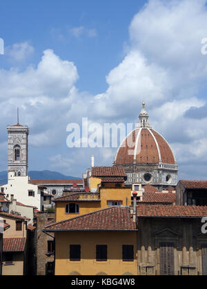 Coupole de la cathédrale de sainte Marie de la fleur (Cattedrale di Santa Maria del Fiore, Duomo) et des toits de Florence (Firenze), Italie Banque D'Images