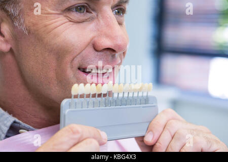 Close up of man holding l'équipement médical à une clinique dentaire Banque D'Images